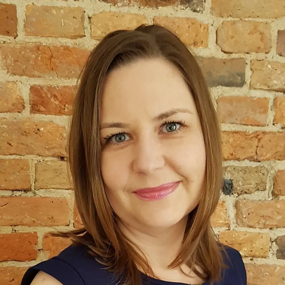 Portret Anety Czarlewskiej – integratywny psychoterapeuta katowice i coach kognitywny na tle ceglanego muru.