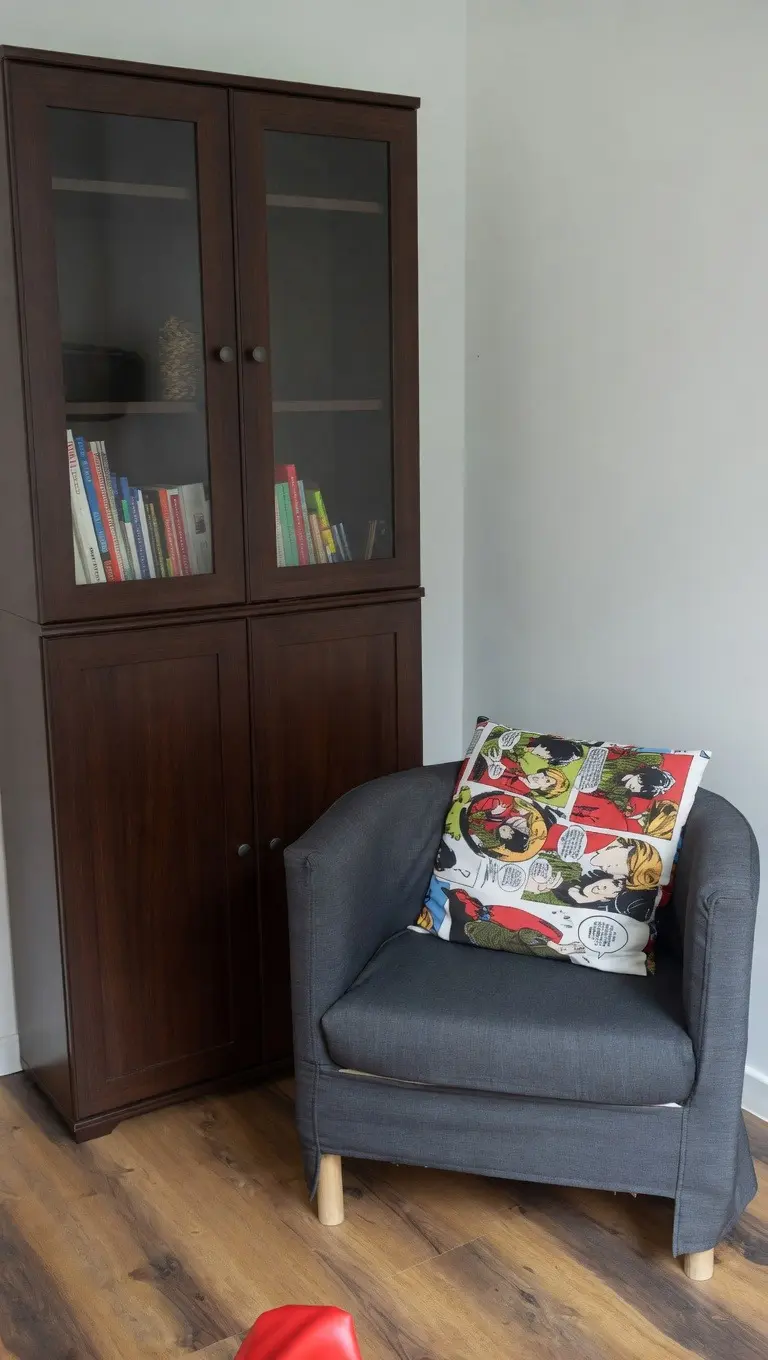 Gabinet psychoterapeutyczny i coachingowy Anety Czarlewskiej – przytulne wnętrze z wygodnym fotelem, regałem na książki i ciepłym oświetleniem, tworzące bezpieczną przestrzeń do sesji.